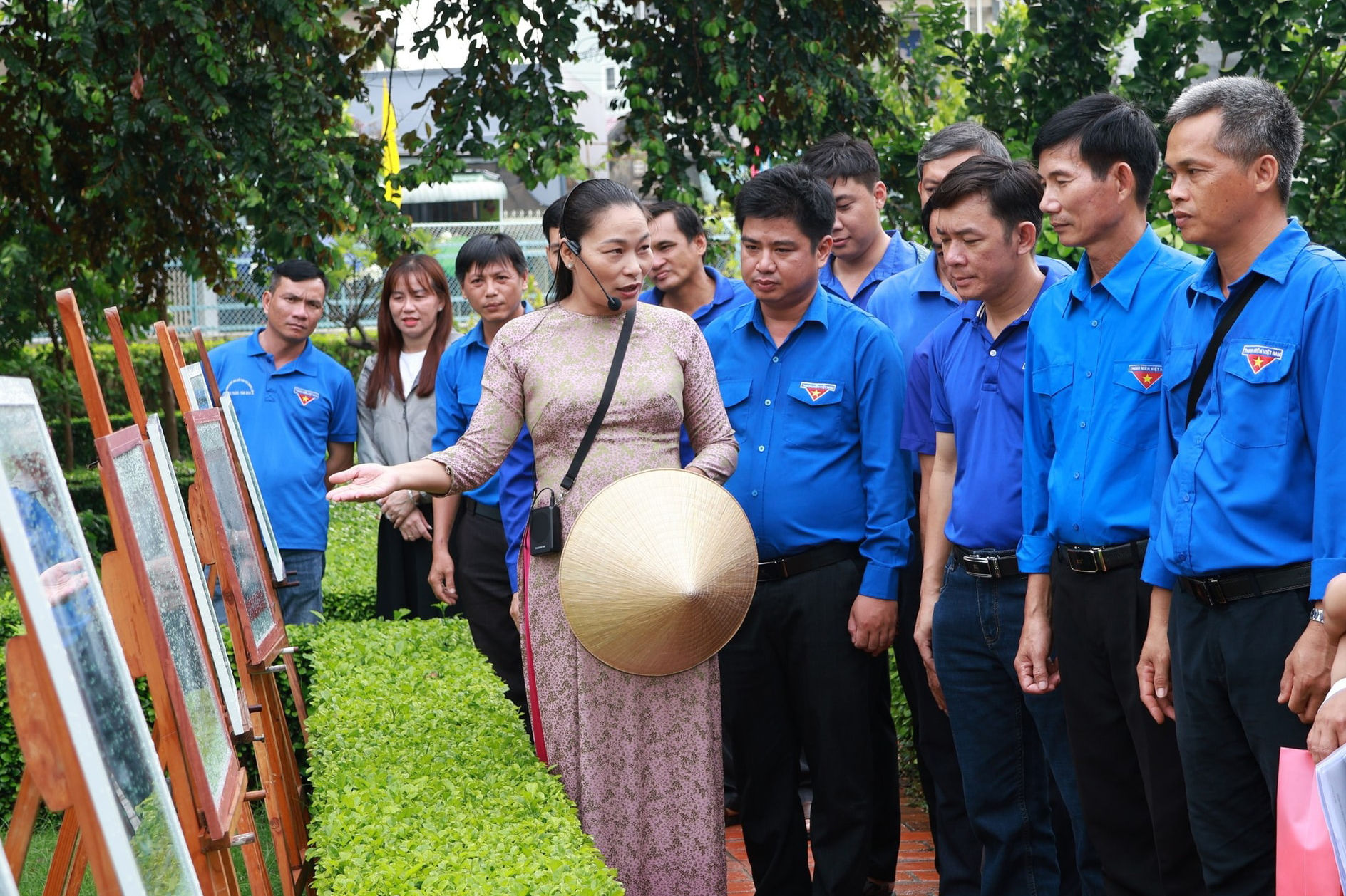 chi-nguyen-thi-thu-nga-dang-gioi-thieu-cho-du-khach-nhung-anh-tu-lieu-ve-bac-ho-duoc-trung-bay-tai-trien-lam-anh-o-truong-duc-thanh.jpg