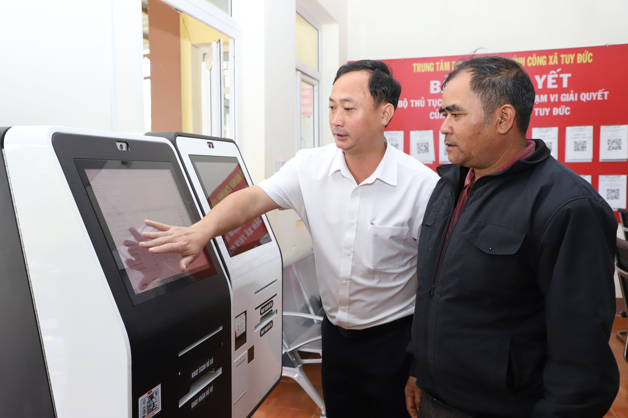 Đồng bào DTTS vùng biên giới Tuy Đức được hướng dẫn thực hiện các thủ tục hành chính tại Trung tâm Hành chính công