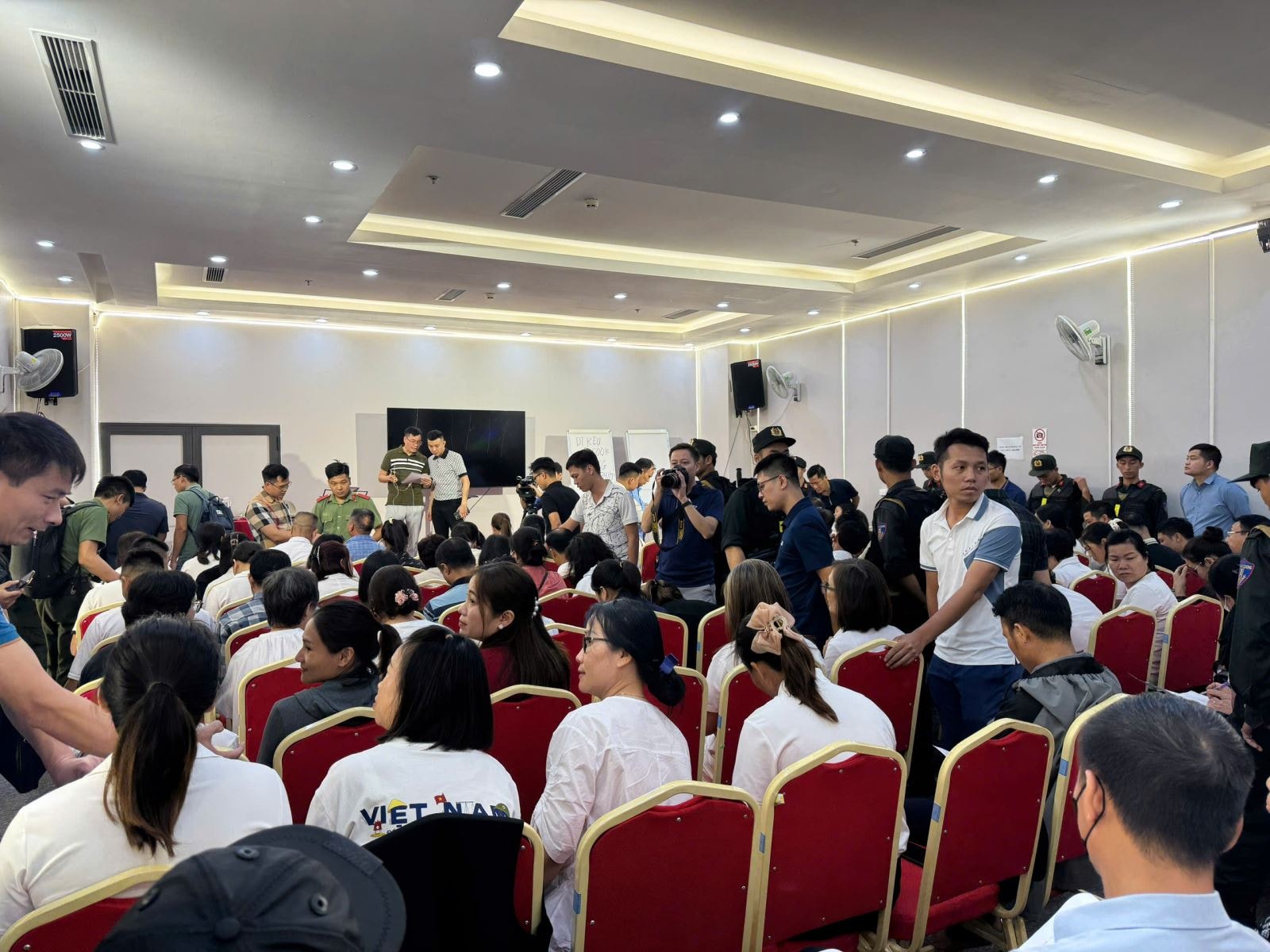 Lực lượng chức năng kiểm tra sự kiện quảng bá Meta Whale tại Hà Nội