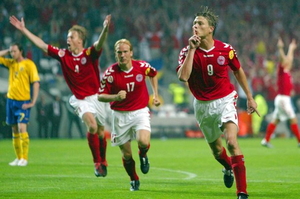Tomasson ăn mừng khiêu khích khi lập cú đúp vào lưới Thụy Điển