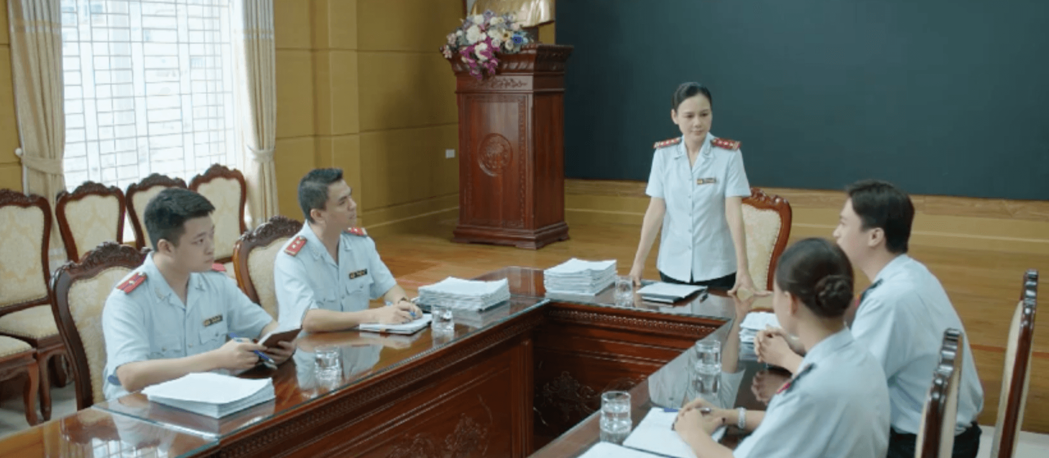 Nguyệt chủ trì cuộc họp tại cơ quan thanh tra