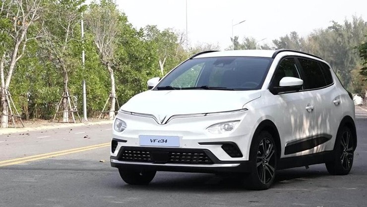 VinFast VF e34: Chi tiết giá lăn bánh và ưu đãi tháng 12/2025