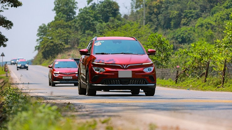 G&oacute;c nh&igrave;n h&ocirc;ng xe VinFast VF e34 với bộ m&acirc;m 18 inch