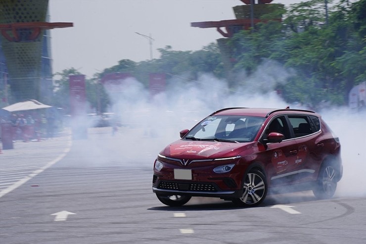 Hệ thống an to&agrave;n v&agrave; cảm biến tr&ecirc;n xe điện VinFast