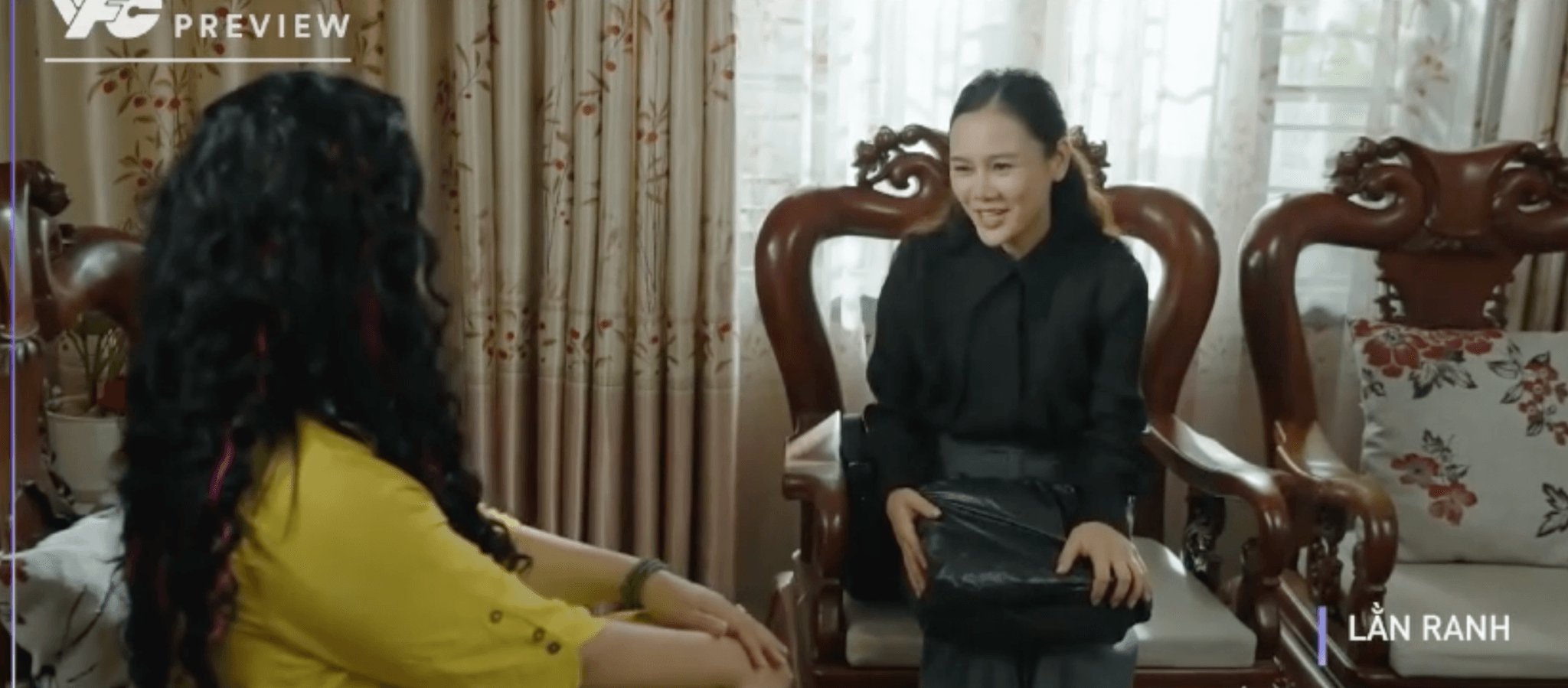 Nguyệt xuất hiện với vẻ mặt đầy lo âu