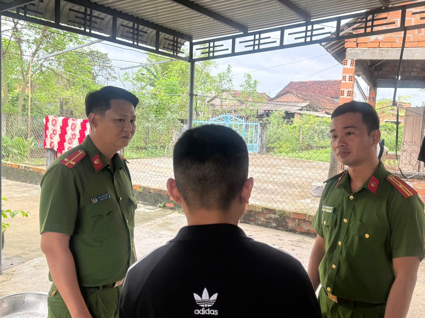 Công an xã An Nhơn Tây tiếp nhận công dân trốn khỏi cơ sở lừa đảo