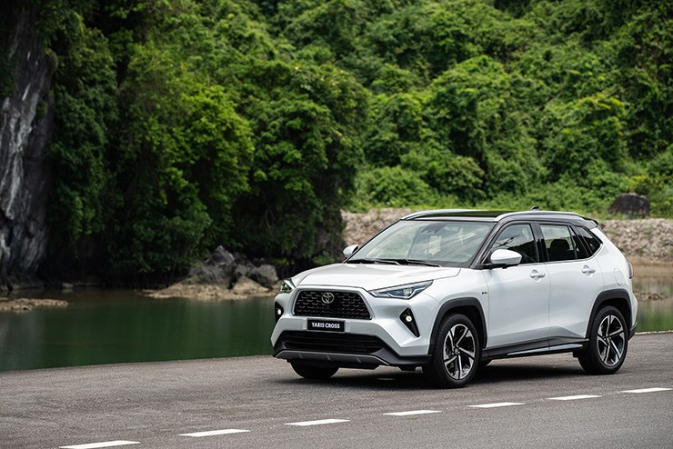Giá xe Toyota Yaris Cross tháng 12/2025, ưu đãi 50% phí trước bạ - 1