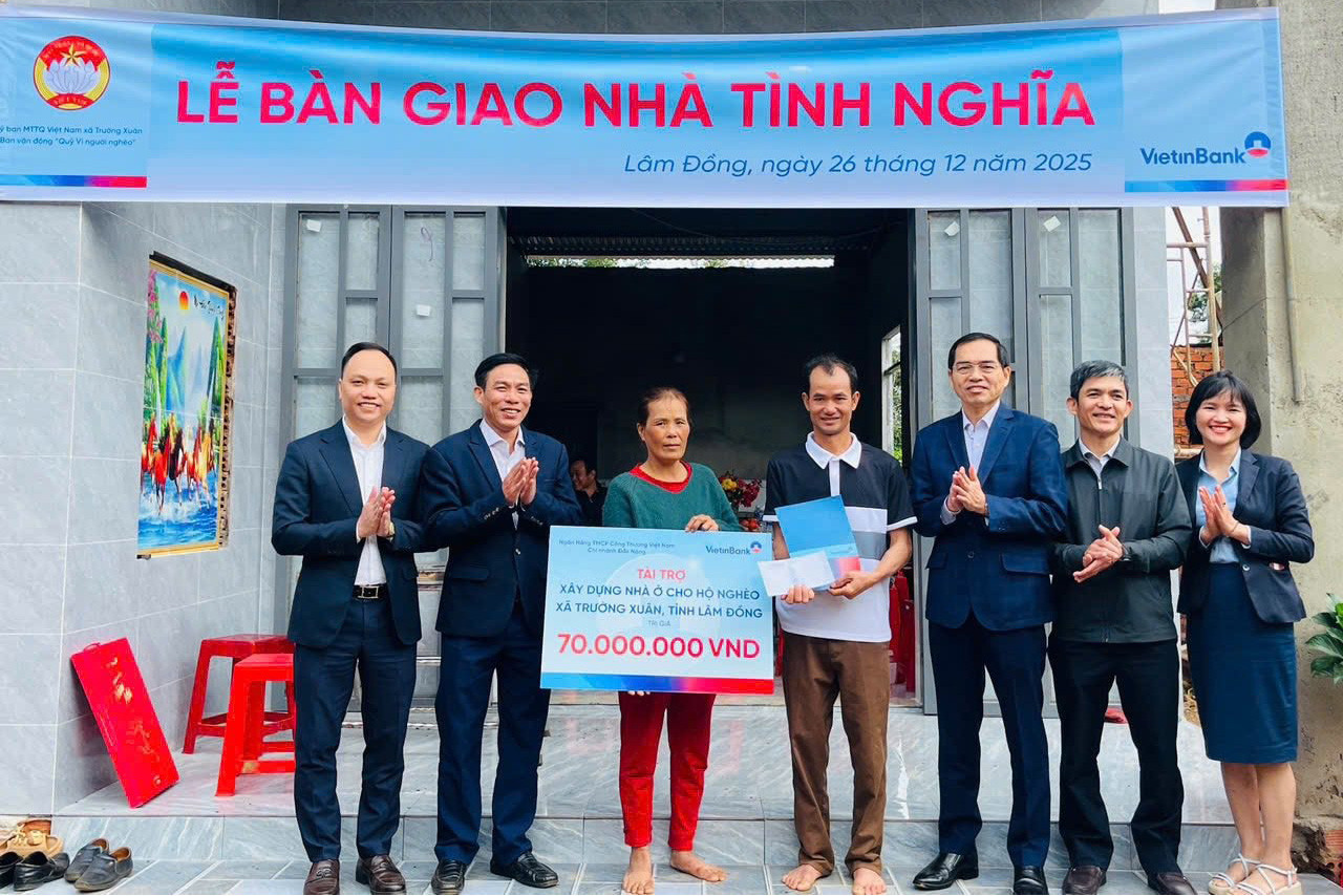 lanh-dao-xa-ban-giao-nha(1).jpg