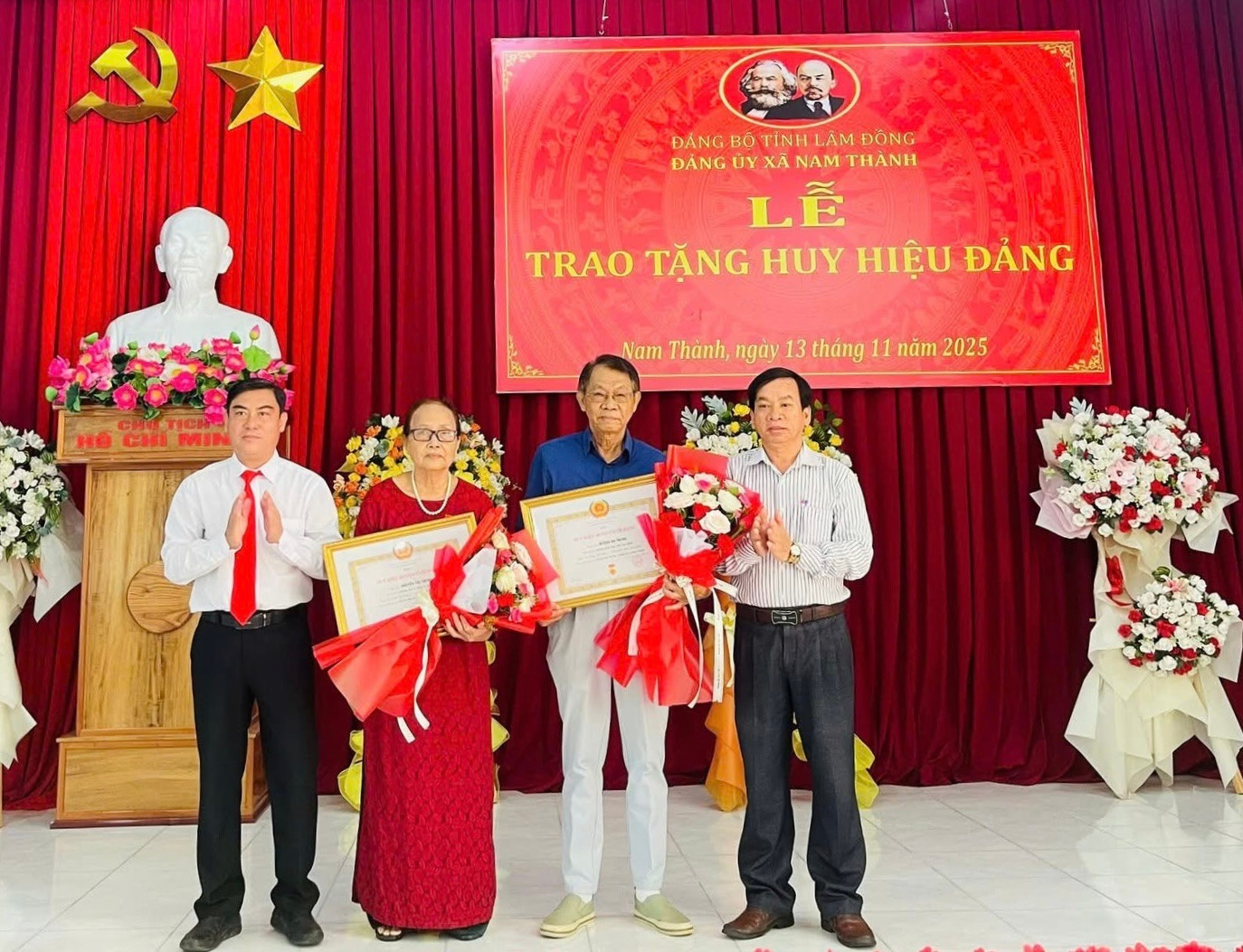 Đảng uỷ xã Nam Thành trao tặng huy hiệu 50 năm, 40 năm tuổi đảng cho 3đảng viên trong Đảng bộ.