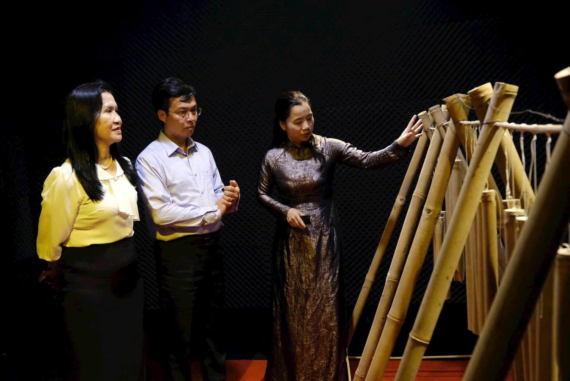 Hướng dẫn viên tại nhà triển lãm âm thanh của Công viên Địa chất toàn cầu UNESCO Đắk Nông