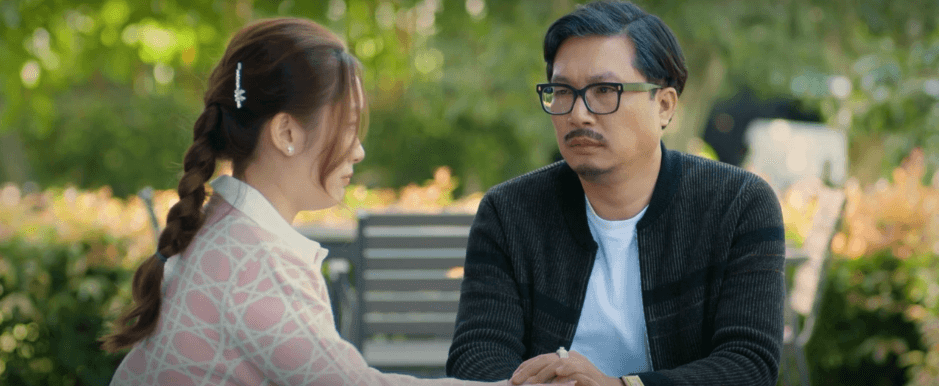 Ánh mắt suy tư của bố Thư sau khi nghe con gái bày tỏ quan điểm