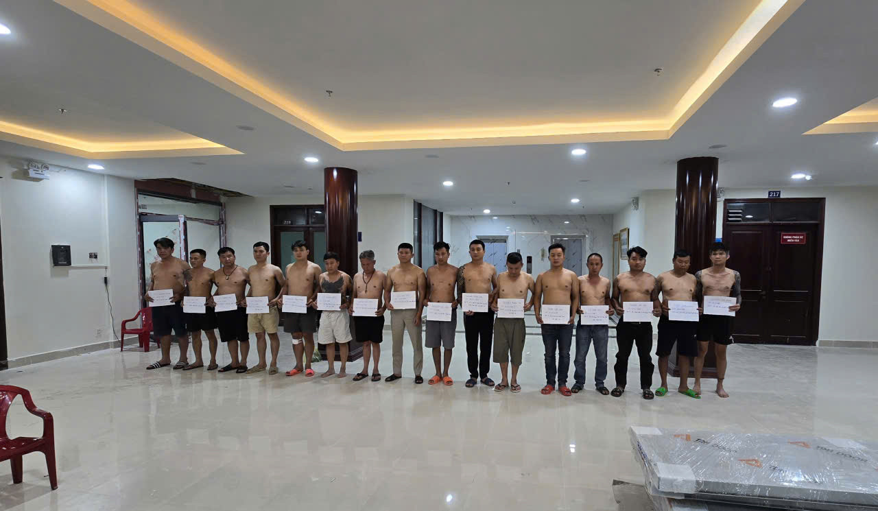 Nhóm đối tượng tại cơ quan công an.