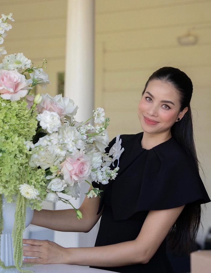 Phạm Hương có niềm đam mê đặc biệt với việc cắm hoa. Ảnh: IGNV