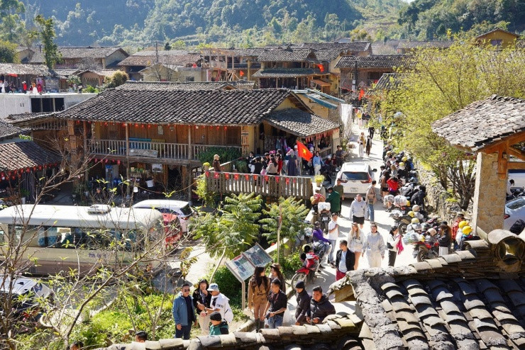Làng du lịch Lô Lô Chải đông đúc du khách
