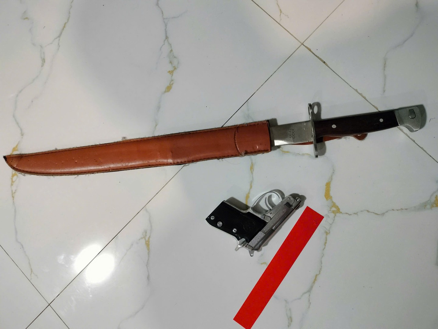 Số lượng lớn đạn quân dụng và súng bị thu giữ.