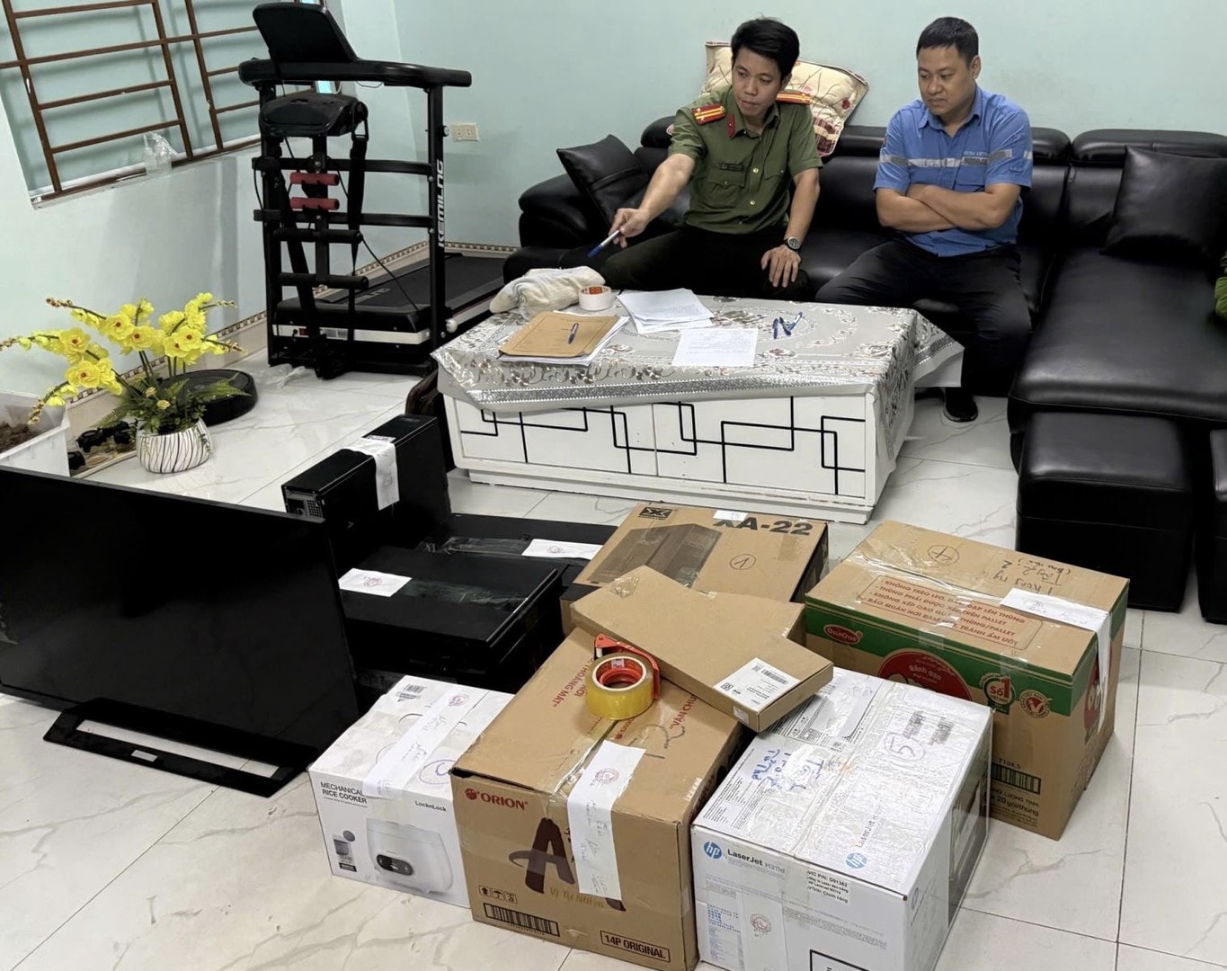 Cơ quan Công an tiến hành khám xét, thu giữ vật chứng