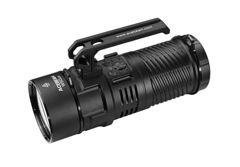 Đèn pin Acebeam W50 2.0 có kích thước lớn và khả năng chiếu xa cực mạnh