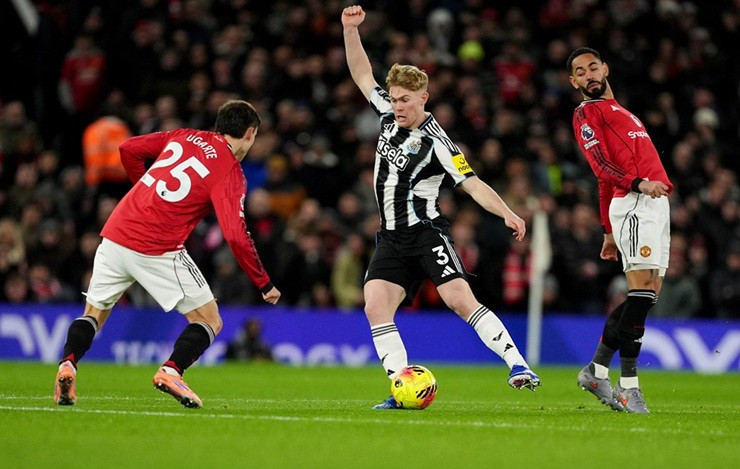 Cầu thủ Manchester United đối đầu với Newcastle United tại Old Trafford