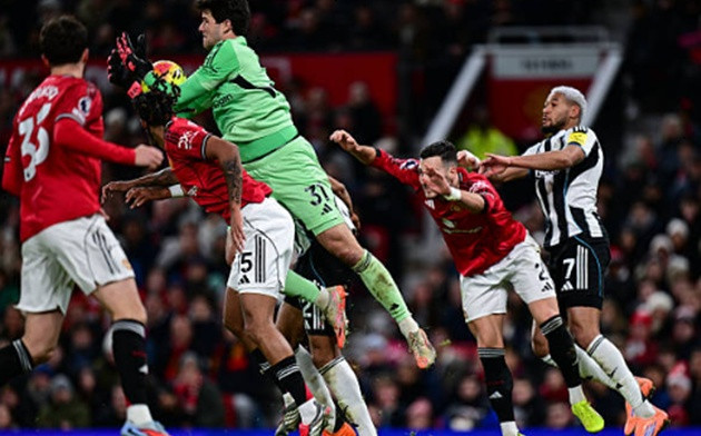 Senne Lammens giữ sạch lưới trước Newcastle