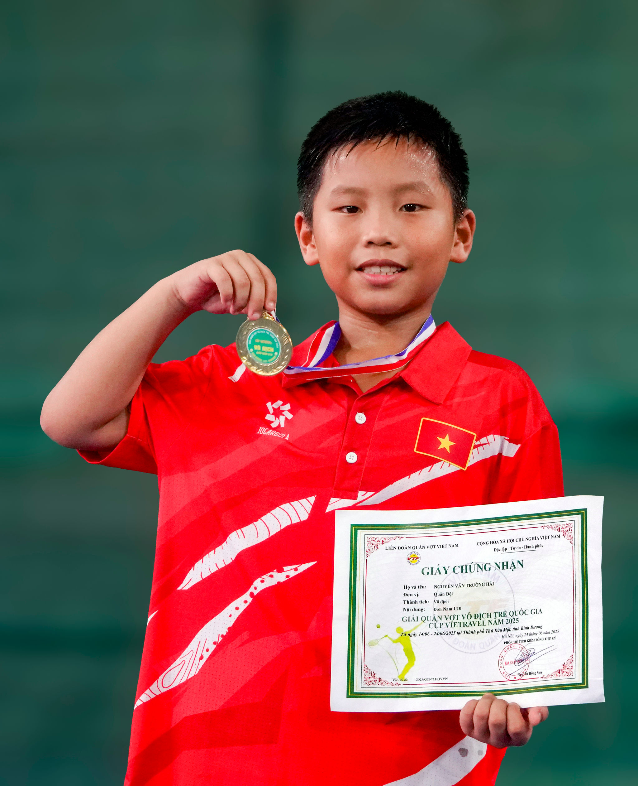 Nguyễn Văn Trường Hải với tấm huy chương vàng tại đơn nam U10 tại Giải Vô địch Trẻ quốc gia 2025