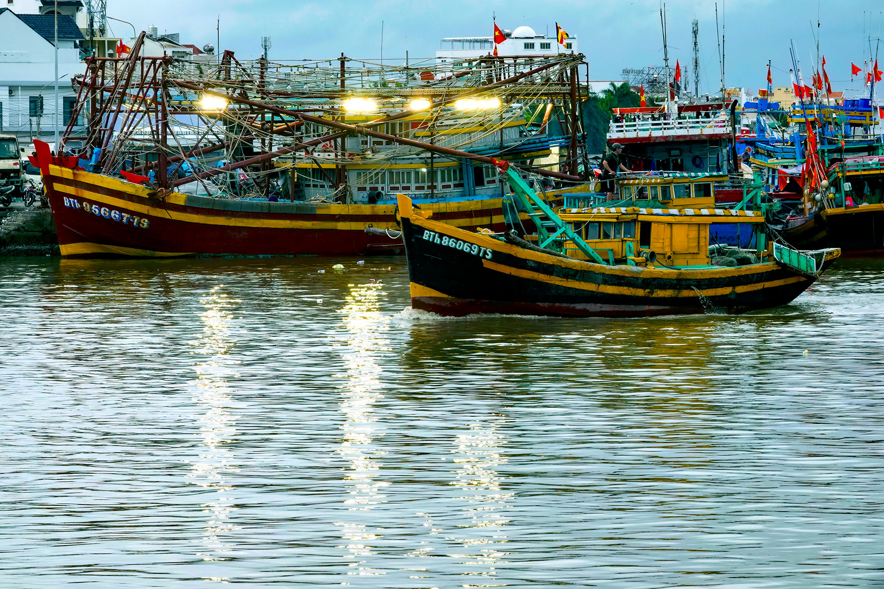 Tàu đánh cá sử dụng đèn Led trong đánh bắt thủy sản (ảnh N. Lân) (1)