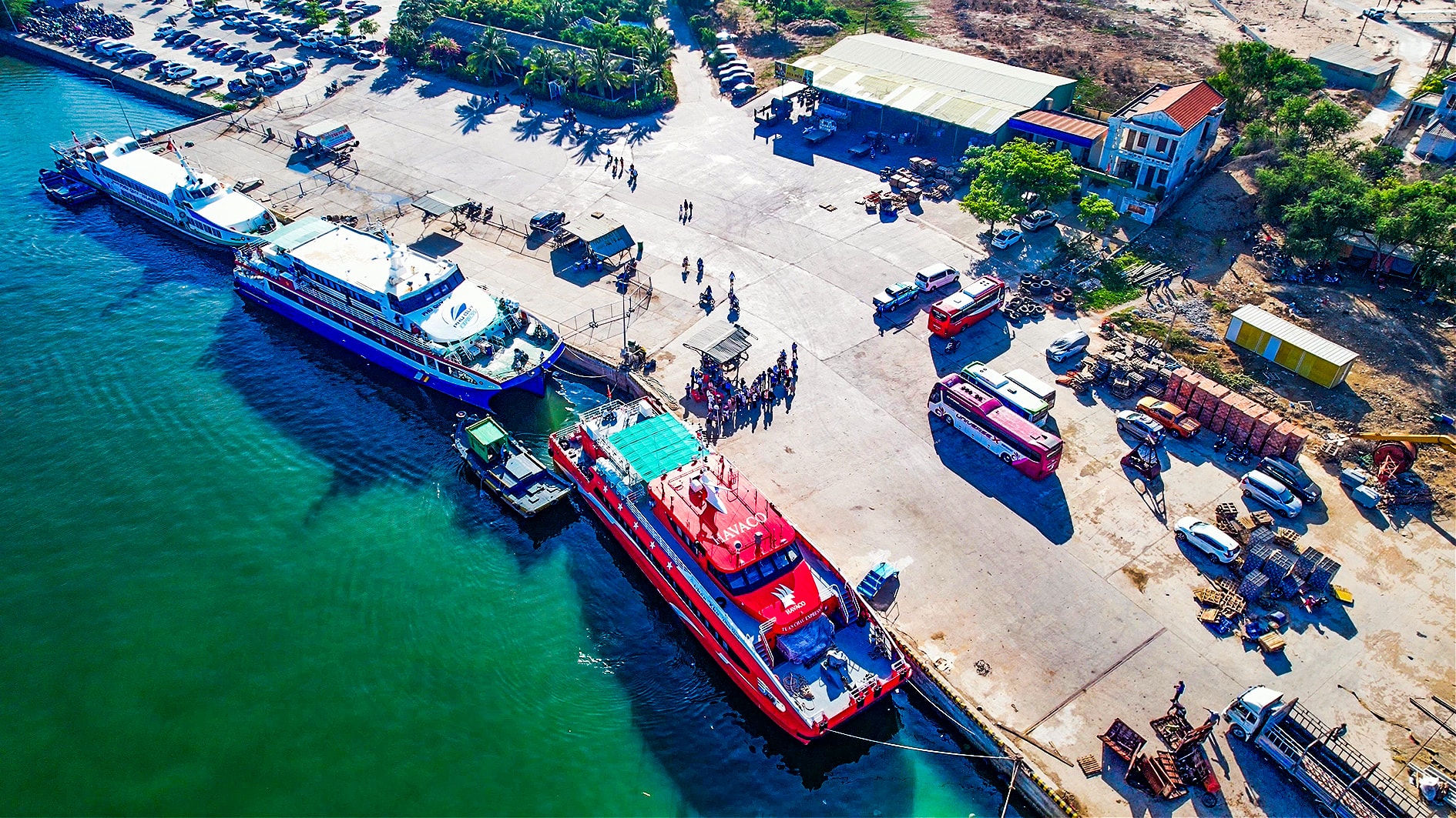 Cảng vận tải Phan Thiết có nhiều tàu cao tốc đưa du khách và nhân dân ra Phú Quý (ảnh N. Lân)