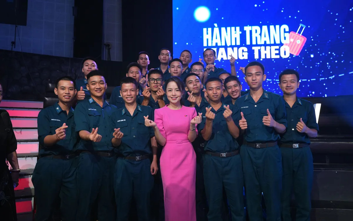 Sân khấu chương trình Cất cánh với không gian trang trọng và ấm cúng.