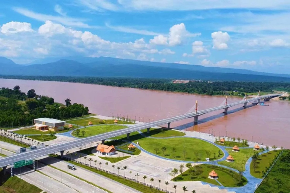 Phối cảnh cầu Hữu nghị Lào - Thái Lan số 5 với thiết kế dây văng hiện đại trên sông Mekong.