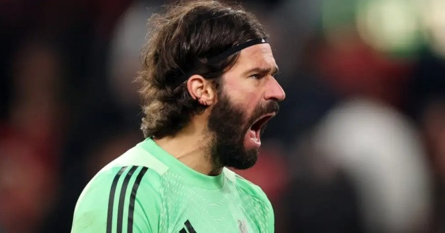 Alisson Becker chơi ổn định trong khung gỗ Liverpool