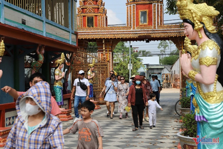 Du khách tham quan chiêm ngưỡng kiến trúc độc đáo của chùa Chén Kiểu