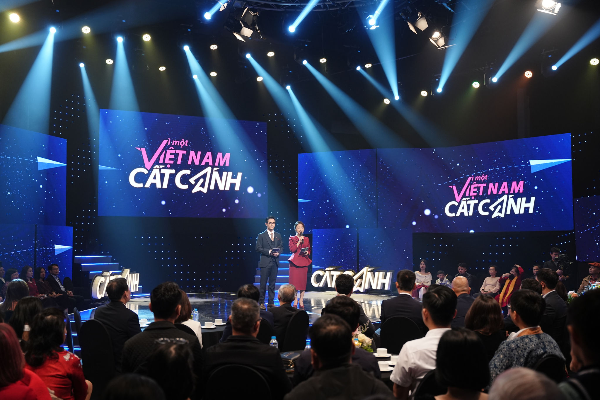 Khung cảnh Gala Cất cánh với sự góp mặt của nhiều diễn giả và khách mời.
