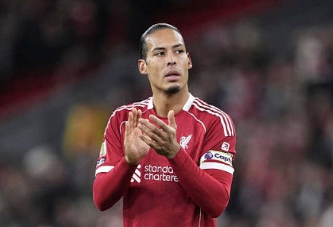 Virgil van Dijk chỉ huy hàng phòng ngự Liverpool