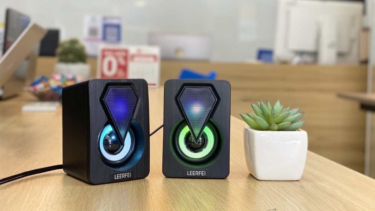 Hệ thống loa 2.0 với hai loa vệ tinh đơn giản trên bàn làm việc