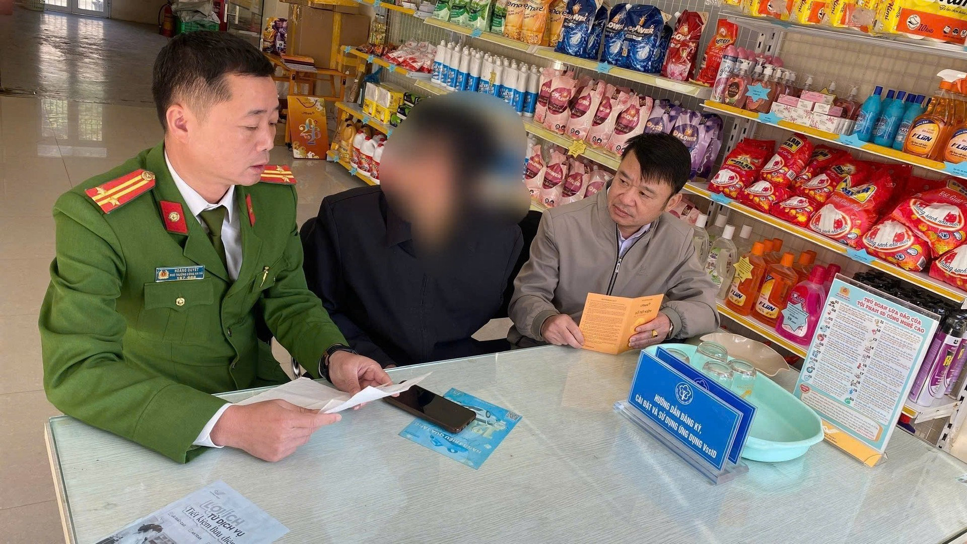 Công an xã Phục Hòa giải thích thủ đoạn lừa đảo cho ông H.V.K tại ngân hàng