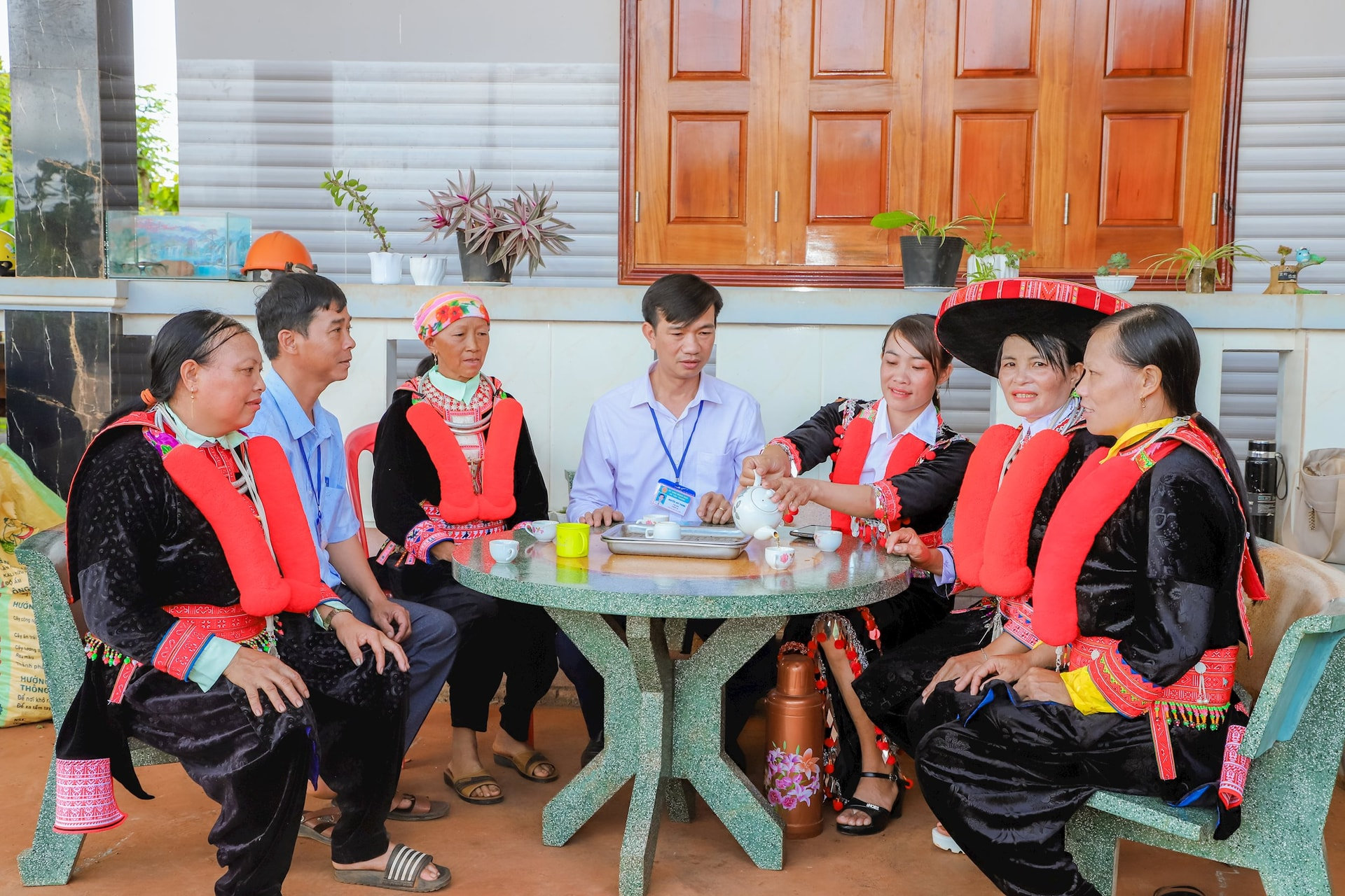 Đồng bào Dao thôn Đắk Ri hỗ trợ nhau phát triển kinh tế, an cư lạc nghiệp tại vùng đất mới