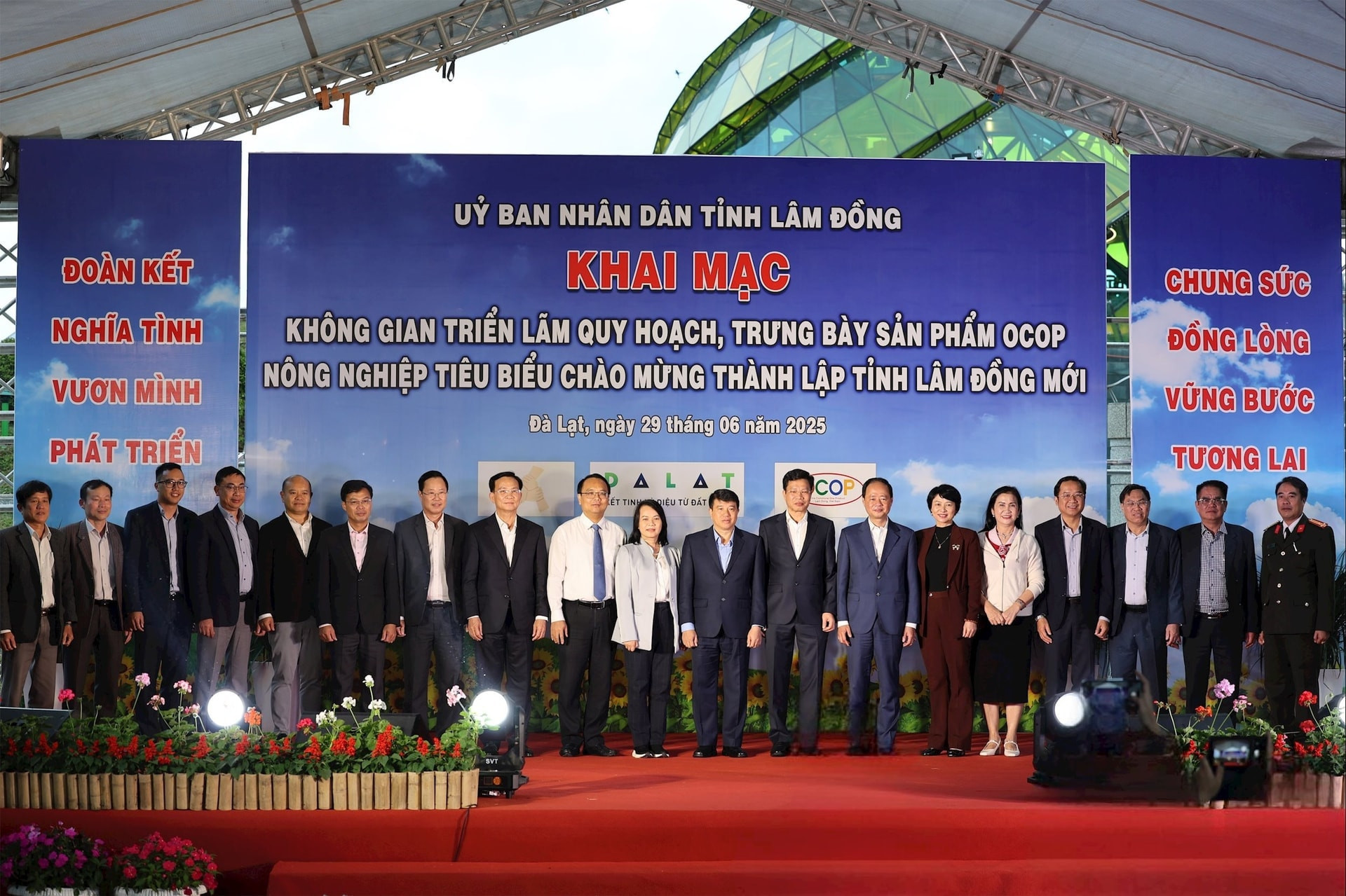 ác đại biểu tham dự khai mạc Không gian Triển lãm quy hoạch, trưng bày sản phẩm OCOP, nông nghiệp tiêu biểu. Đây là hoạt động đầu tiên chào mừng sự kiện công bố tỉnh Lâm Đồng mới