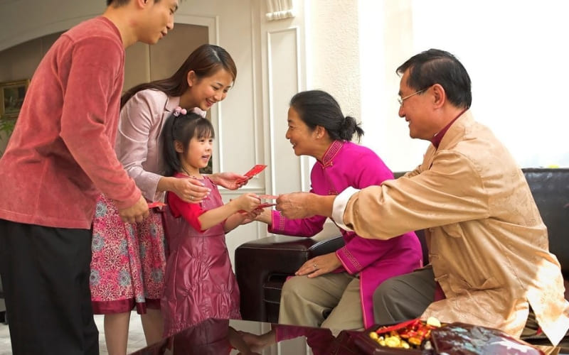 Việc dạy bé chúc Tết sớm giúp hình thành thói quen lễ phép và mạnh dạn giao tiếp.