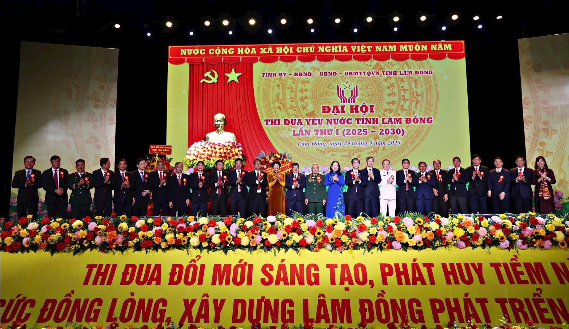 Ủy viên Ban Chấp hành Trung ương Đảng, Phó Chủ tịch nước, Phó Chủ tịch thứ nhất Hội đồng Thi đua, Khen thưởng Trung ương Võ Thị Ánh Xuân chụp ảnh lưu niệm cùng các đồng chí lãnh đạo tỉnh Lâm Đồng