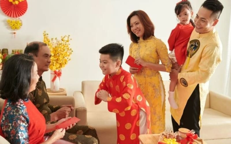 Sự đồng hành và khích lệ của cha mẹ giúp trẻ tự tin hơn khi thực hành chúc Tết ngoài đời.