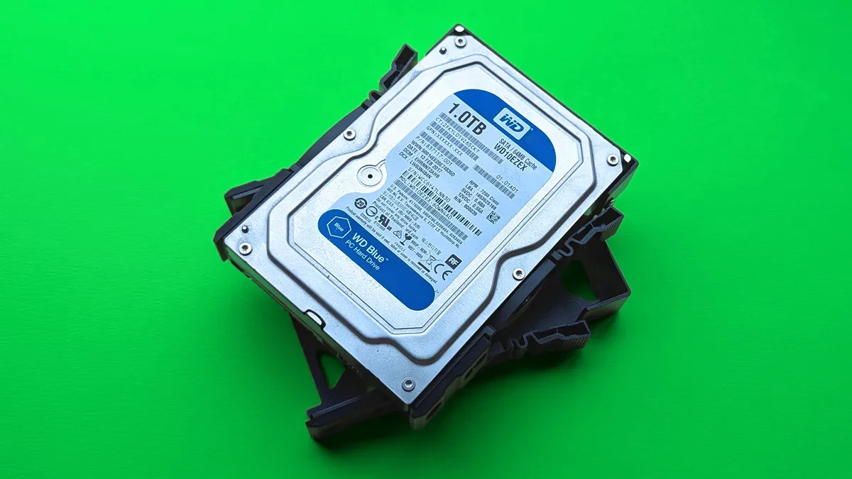 Lắp đặt ổ cứng vào khay của NASync DH2300