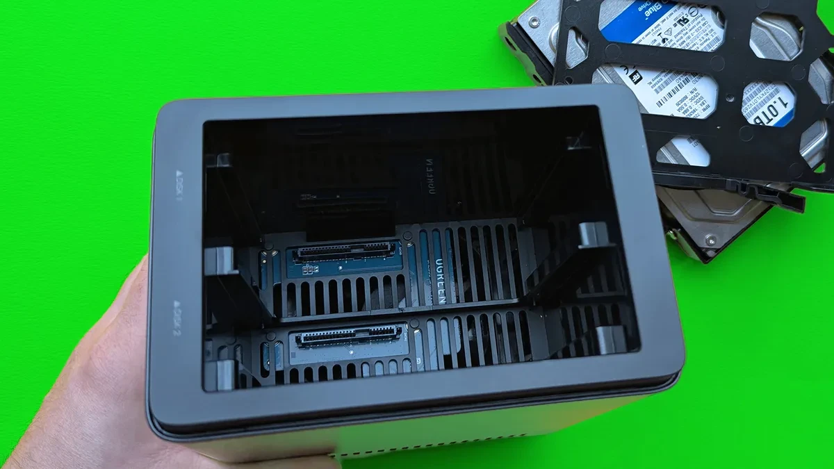 Khe cắm ổ cứng bên trong DH2300