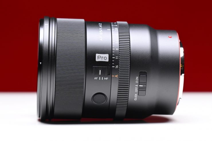 Chi tiết hoàn thiện kim loại của Viltrox 85mm Pro Z