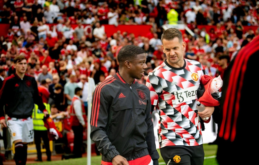 Tom Heaton và Tyrell Malacia trên sân tập