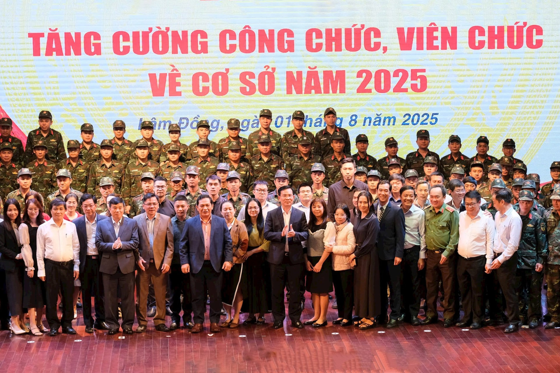 Các đại biểu Trung ương cùng lãnh đạo tỉnh chụp hình chung với CBCCVC, chiến sĩ công an và chiến sĩ quân đội tăng cường cơ sở dịp này