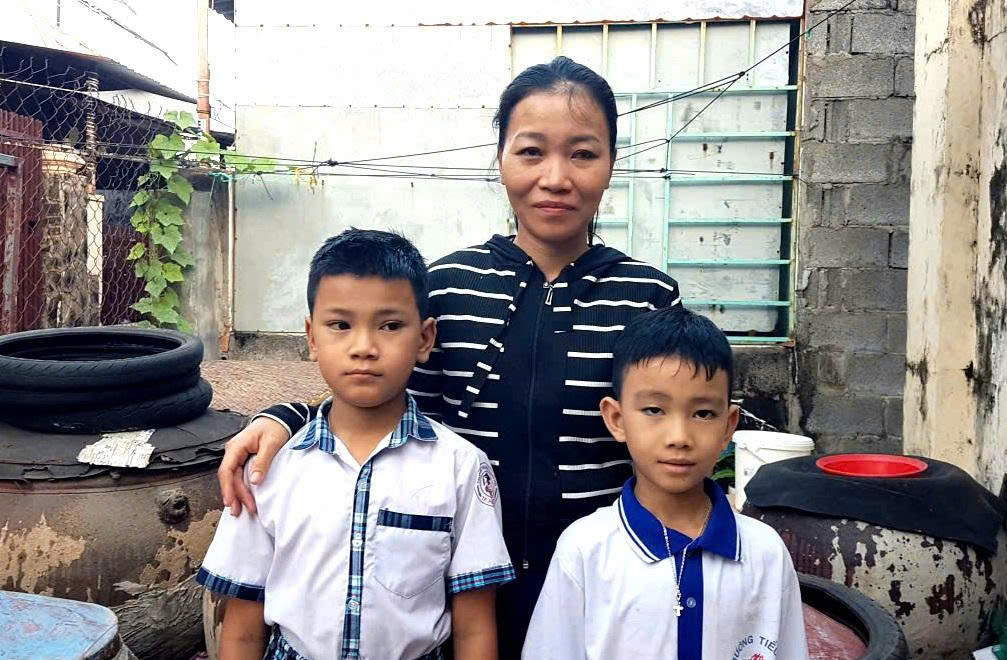 Chị Hiếu và hai con (Tài và Duy)