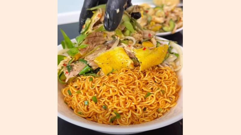 Thành phẩm mì trộn gà xé đẹp mắt