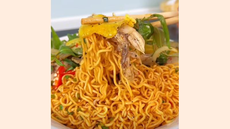 Đĩa mì trộn gà xé hoàn chỉnh sẵn sàng thưởng thức