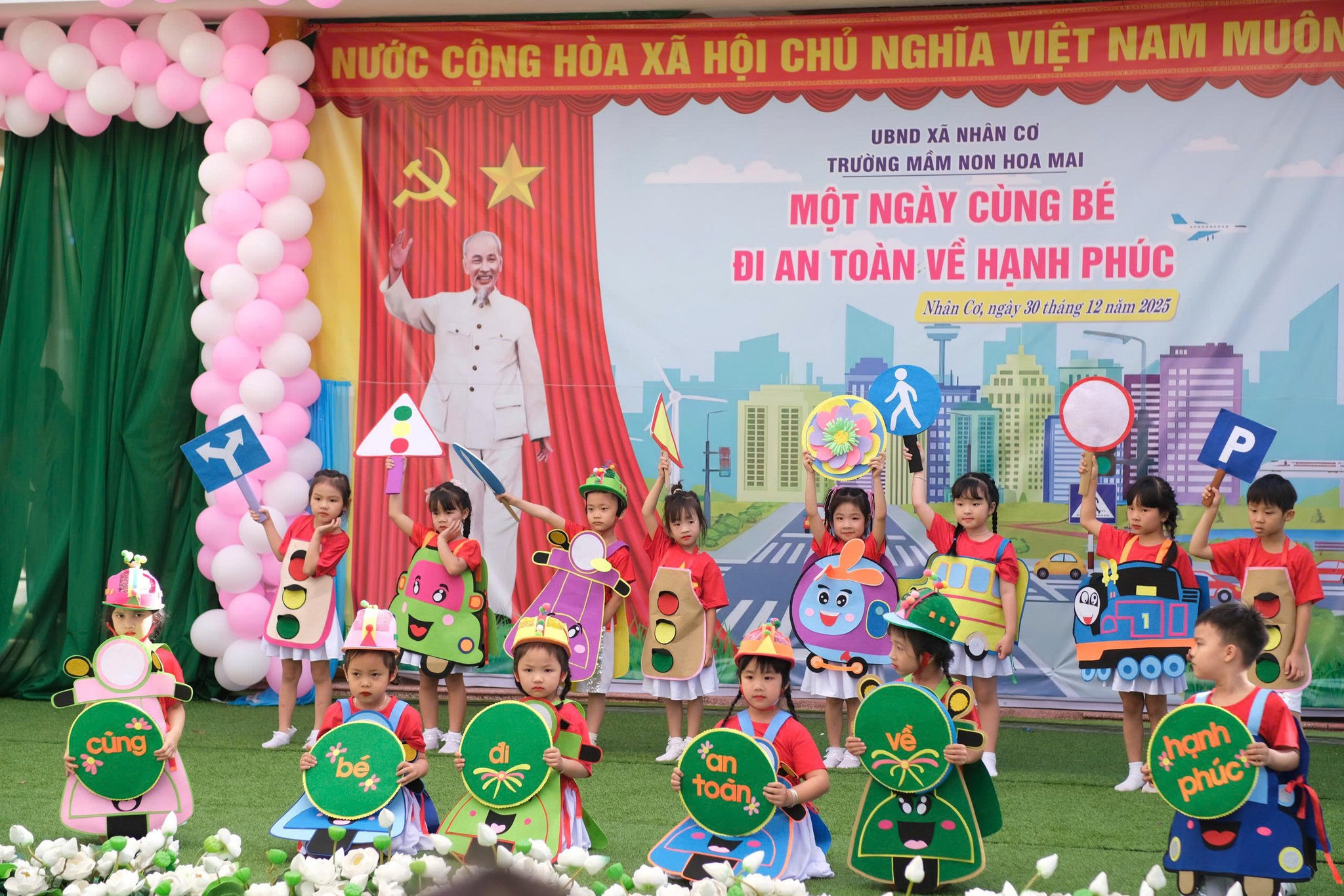 Các em học sinh trường Mầm non Hoa Mai biểu diễn hát, múa về an toàn giao thông
