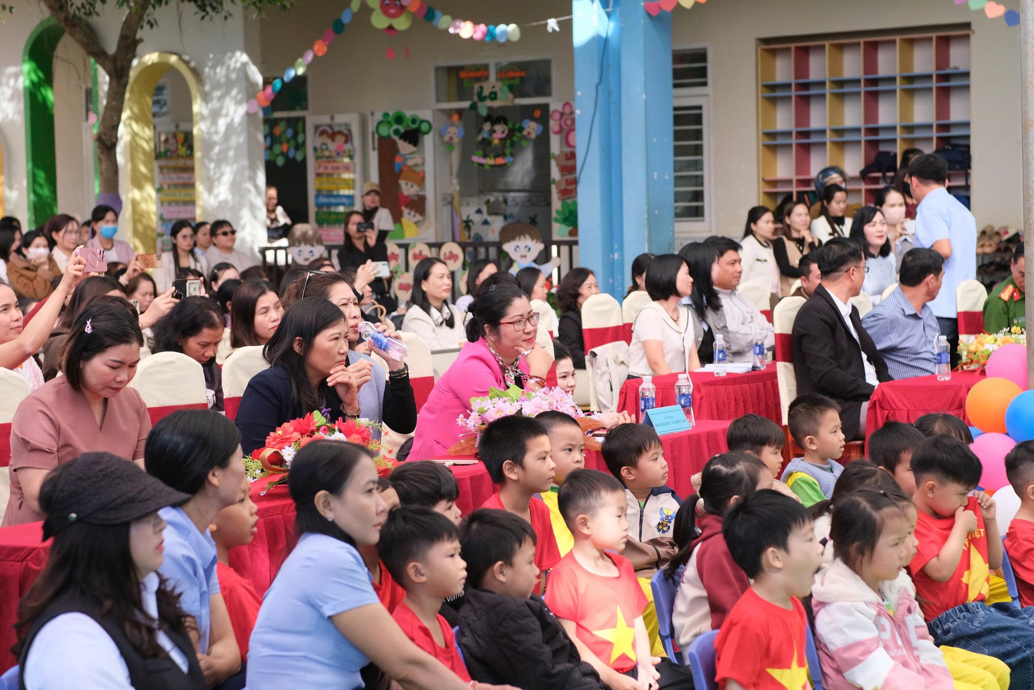 Đông đảo các em học sinh, giáo viên và phụ huynh hứng thú xem chương trình