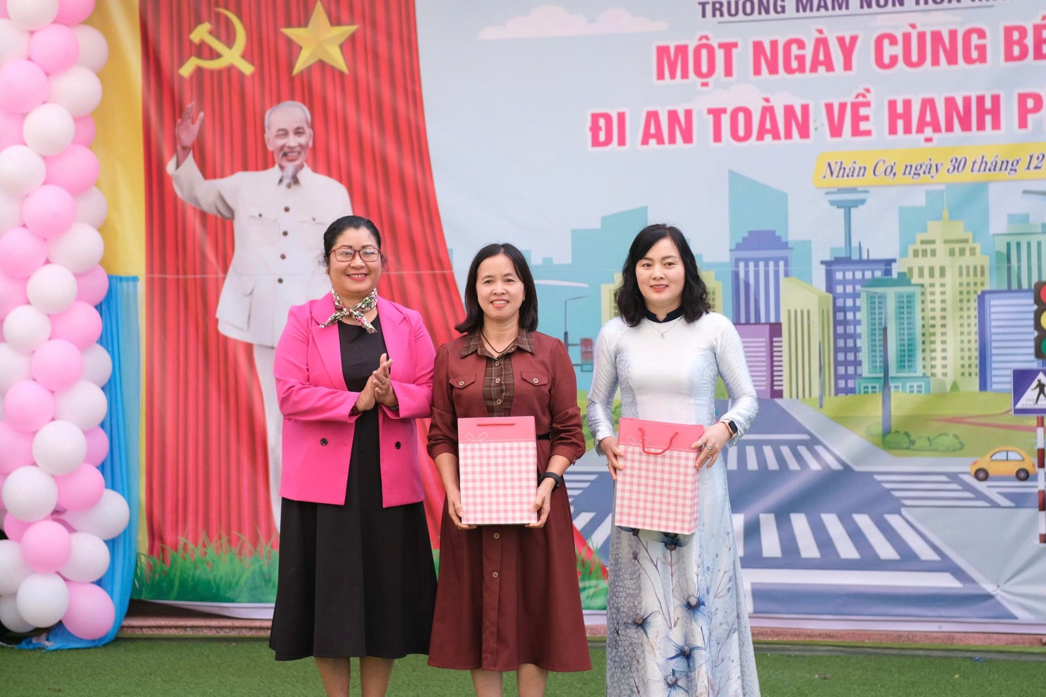 Lãnh đạo Sở Giáo dục và Đào tạo tỉnh Lâm Đồng tặng quà lưu niệmcho Ban giám hiệu trường Mầm non Hoa Mai (xã Nhân Cơ) và trường Mầm non Hoa Phượng Vàng (phường Nam Gia Nghĩa)
